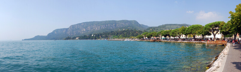 Fototapeta premium Garda – norditalienische Gemeinde am Gardasee in der Provinz Verona am Westrand der Region&nbsp;Venetien 