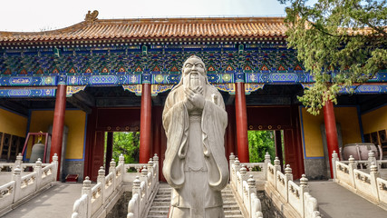 Statue of Confucius at the entrance of the temple