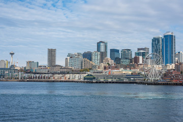 Obraz premium Space Needle And Ferris Wheel In Seattle Washington