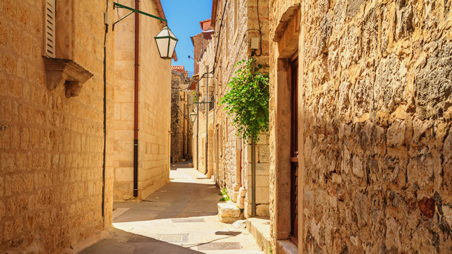 Fototapeta Mediterranean summer cityscape - view of a medieval street in the Old Town of Hvar, on the island of Hvar, the Adriatic coast of Croatia