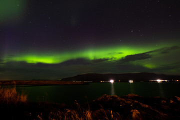 Nordlichter über dem Gebirszug Esja bei Grafarvorgur einm Vorort der isländischen Hauptstadt Reykjavik