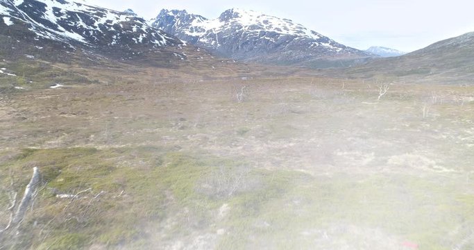 Arktische Tundra Drohnenflug mit Nebel und Schnee