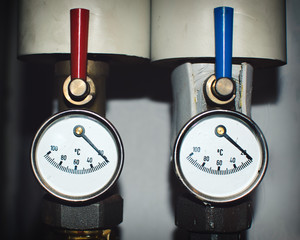 Ball valves and temperature display (in ° C) for the water circuit of a heating system