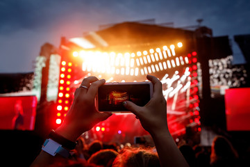 Using camera of mobile phone to take pictures and videos at outdoor live concert