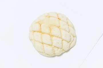 キッチンペーパーの上に置いた一つのメロンパン