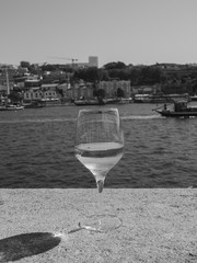 Obraz premium Copa de vino sobre vista del rio