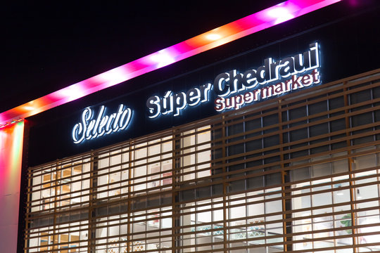 The new Super Chedraui Selecto Supermarket at Zona Hotelera in the evening