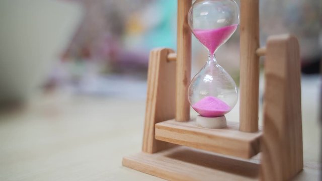 Small minute sand hourglass timer with wooden stand