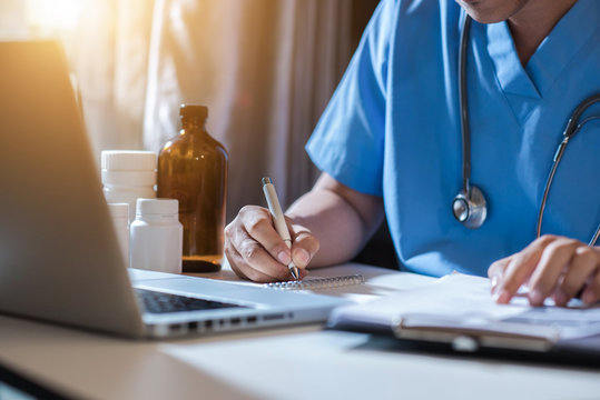 Male medicine doctor hand holding silver pen writing something on clipboard closeup. Ward round, patient visit check, medical calculation and statistics concept. - Powered by Adobe