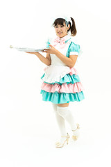 メイドのコスプレをする女性