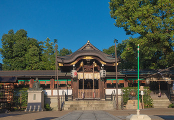 Obraz premium 京都、晴明神社の本殿と境内の風景です