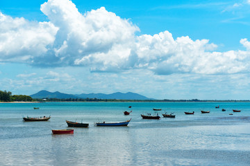 Fototapeta na wymiar boat on the beach and blue sky