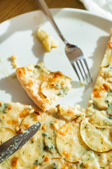 pizza with gorgonzola and pear