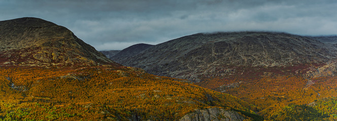 Widok na szczyty górskie w Hemsedal z ośrodka narciarskiego w norweskim regionie Buskerud późnym latem, wczesną jesienią, wrzesień
