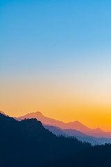 Fond de beau lever de soleil, style montagne Silhouette