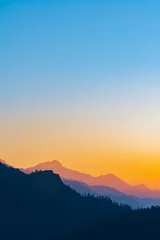 Vlies Fototapete Dämmerung Schöner Sonnenaufganghintergrund, Silhouette-Gebirgsstil