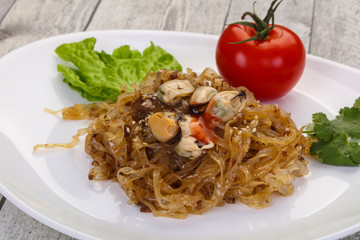 Wok noodle with mussels