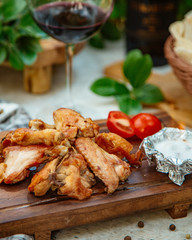 Roasted chicken wings with tomato