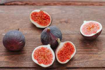 fresh figs on wooden planks
