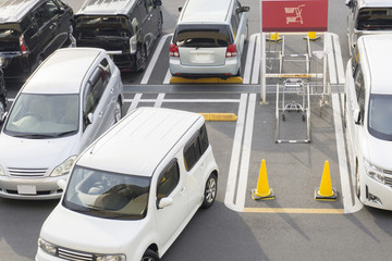 バック駐車　ショッピングセンター