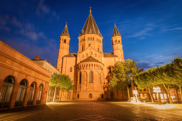 Fototapeta na wymiar Mainz Cathedral at evening