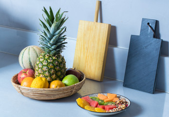 Presentación de tablas de madera y pizarra con frutas al natural y peladas