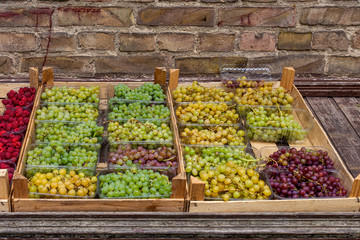 bunte Weintrauben in der Auslage