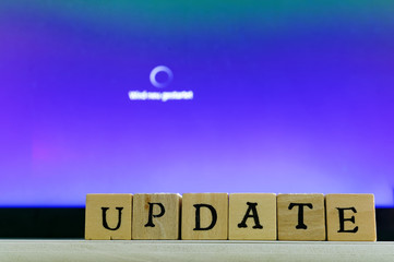 Schrift Update mit Update-Vorgang im Hintergrund bei der Konfiguration des Computers