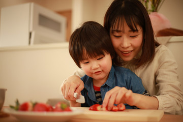 イチゴを切る親子