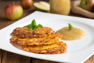 Rösti mit Apfelmus