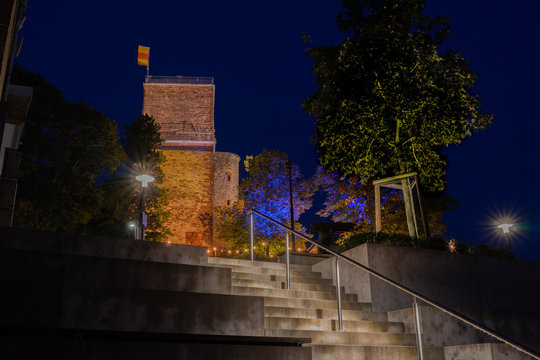 Turmberg blauer Himmel Laterne und Baum