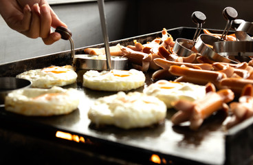 Make breakfast for eating on holiday