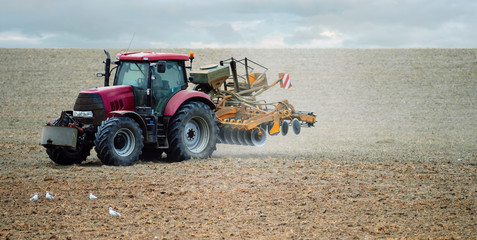 jolie panorama avec un agriculteur au travail dans les champs