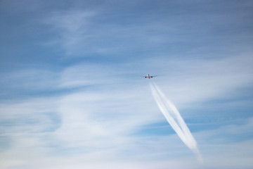 Un aereo di linea che vola nel cielo azzurro