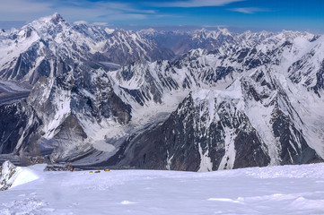 Luchtfoto van de Baltoro-gletsjer en toppen in het Krakoram-gebergte