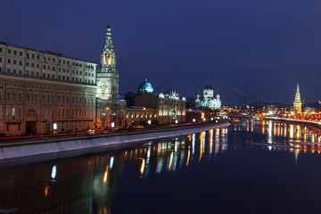 Fototapeta na wymiar View of the night winter Moscow with the Moscow river, Sofiyskaya and Kremlevskaya embankments. Russia