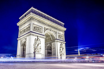 Fototapeta na wymiar Triumphbogen in Paris bei Nacht mit den Lichtern der Autos und der Stadt