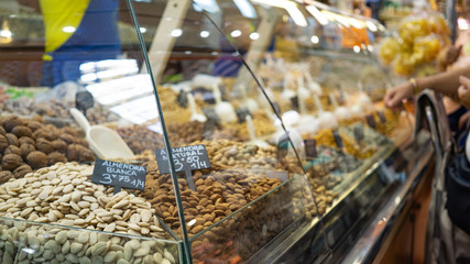 Escaparate de un mercado de frutos secos