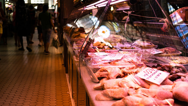 Escaparate de una carnicer&iacute;a en un mercado