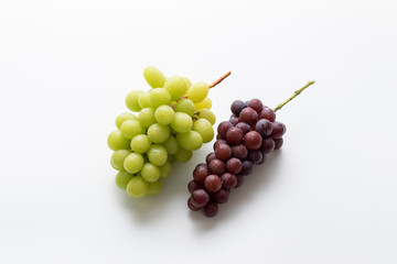 白背景で撮影された美味しそうなシャインマスカットとぶどう