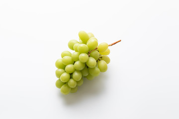 白背景で撮影された美味しそうなシャインマスカット