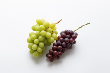 白背景で撮影された美味しそうなシャインマスカットとぶどう