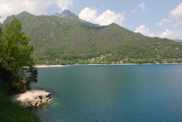 Fototapeta na wymiar Ledrosee - Bergsee in den Gardaseebergen in der italienischen autonomen Provinz Trient 