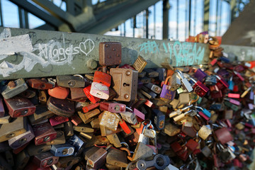 Liebesschlösser an einem Brückengeländer - Hohenzollern Brücke Köln