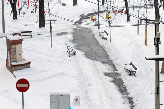 Empty park uder snow