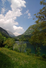 Fototapeta na wymiar Tennosee - Lago di Tenno – beliebtes Ausflugsziel oberhalb des nördlichen Gardasees in der Region Trentino im Norden Italiens
