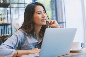 Obraz premium young woman working on her laptop at home