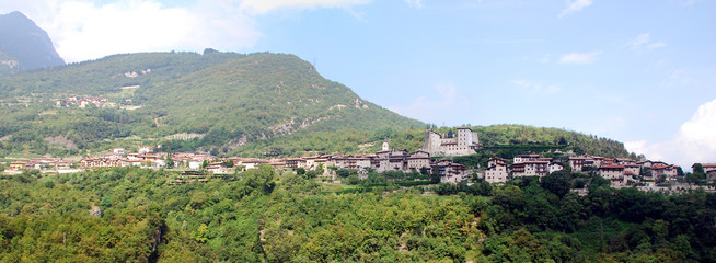 Fototapeta na wymiar Die Gemeinde Tenno liegt oberhalb des nördlichen Gardasees in der Region Trentino im Norden Italiens und gilt als eine der schönsten mittelalterlichen Gemeinden des gesamten Landes 