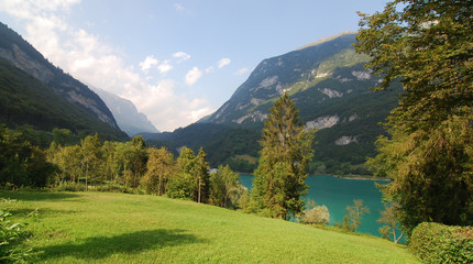 Obraz premium Tennosee - Lago di Tenno – beliebtes Ausflugsziel oberhalb des nördlichen Gardasees in der Region Trentino im Norden Italiens