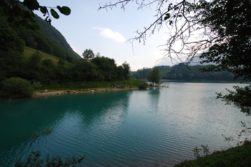 Fototapeta premium Tennosee - Lago di Tenno – beliebtes Ausflugsziel oberhalb des nördlichen Gardasees in der Region Trentino im Norden Italiens